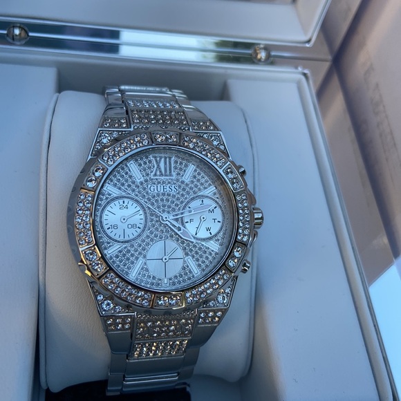 New GUESS SILVER TONE CASE SILVER TONE STAINLESS STEEL WATCH - Picture 1 of 8